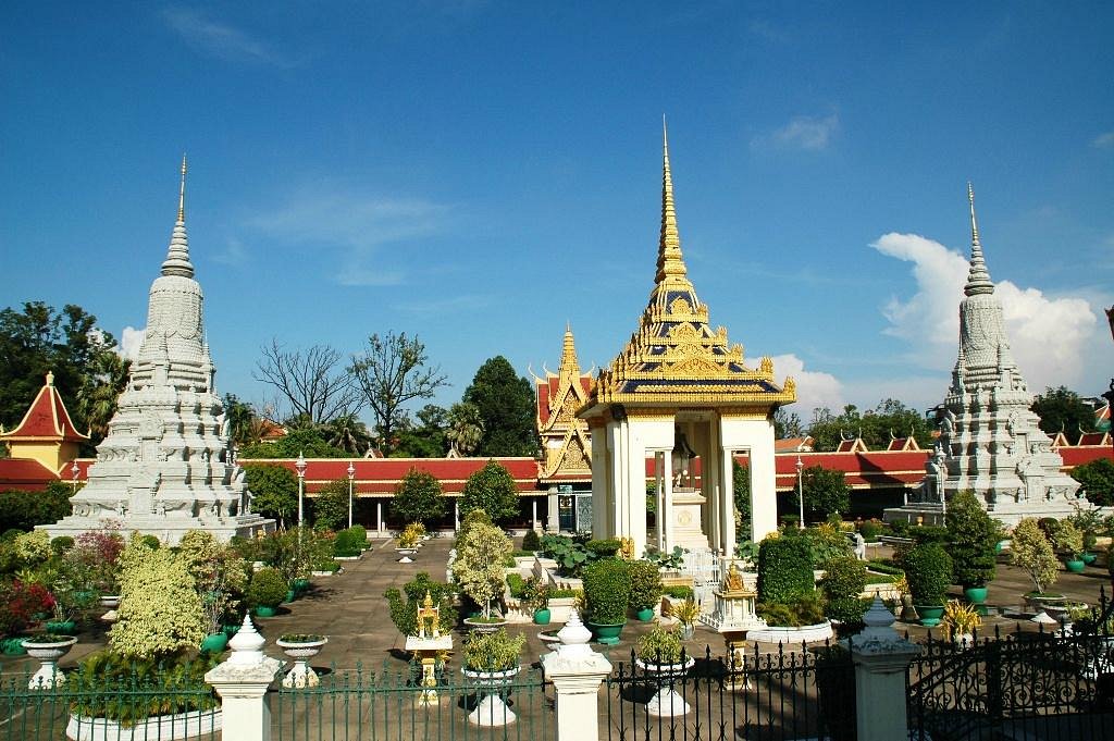Chùa Bạc nằm ở phía Nam của Cung điện