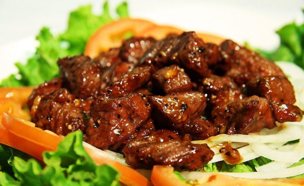 Thịt bò xào trong nước sốt nâu