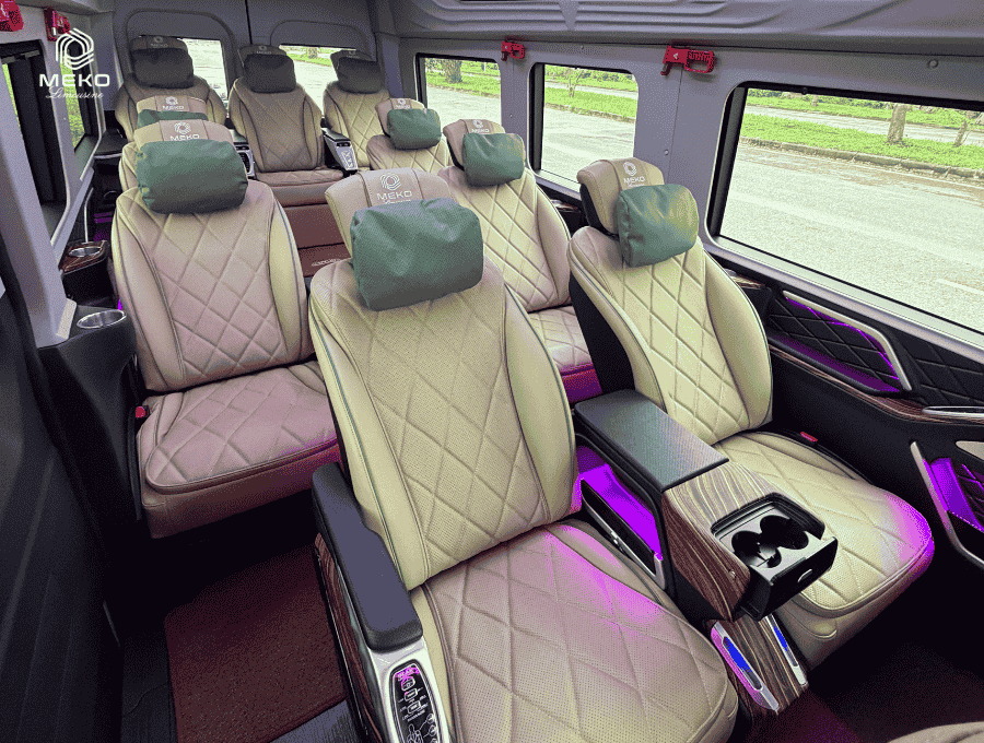 Cận cảnh ghế da cao cấp êm ái trên xe MEKO Limousine 10 chỗ, thiết kế rộng rãi giúp duỗi chân thoải mái.