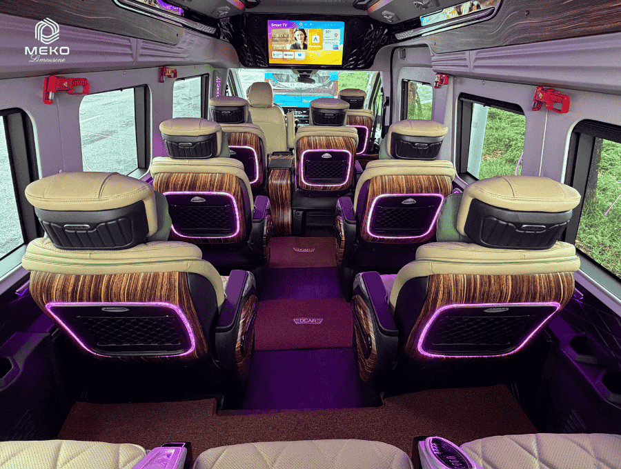 Toàn cảnh nội thất sang trọng của xe MEKO Limousine Cần Thơ Sài Gòn với hệ thống đèn LED và trần xe cao cấp.