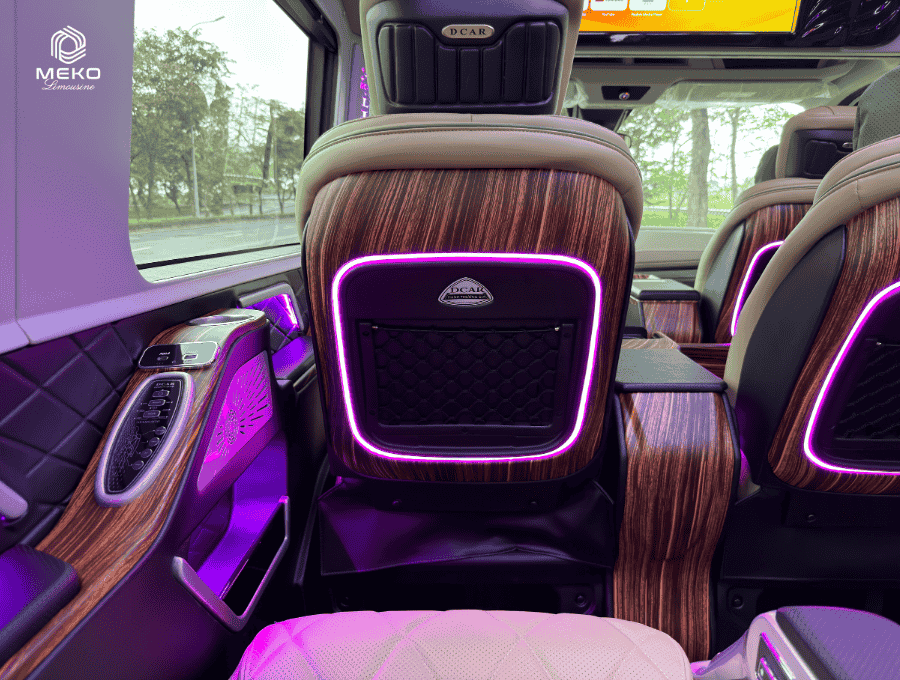 Tiện nghi tại từng ghế xe MEKO Limousine bao gồm chế độ massage, cổng sạc điện thoại USB và khay đựng nước riêng biệt.