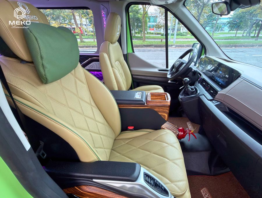 Ghế bọc da cao cấp với chế độ ngả lưng linh hoạt của MEKO Limousine đi Cần Thơ