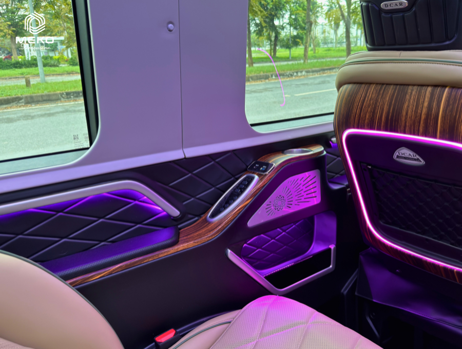 Tiện ích ghế massage và cổng sạc USB hiện đại trên xe limousine đi Cần Thơ của MEKO.