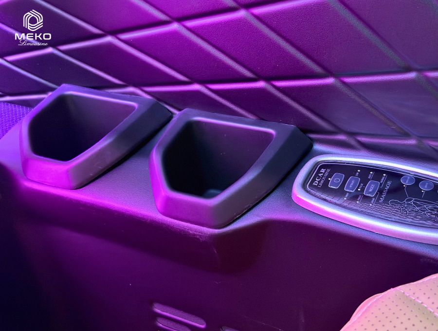 Khay để ly và hộc đựng đồ cá nhân tinh tế tại ghế ngồi