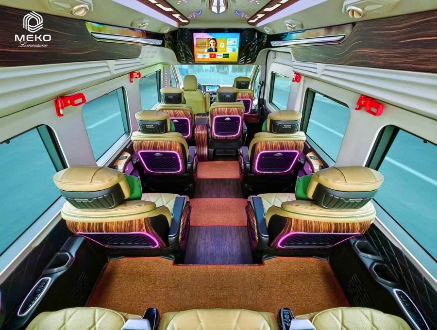 Không gian nội thất 10 ghế rộng rãi và sang trọng bên trong xe MEKO Limousine.