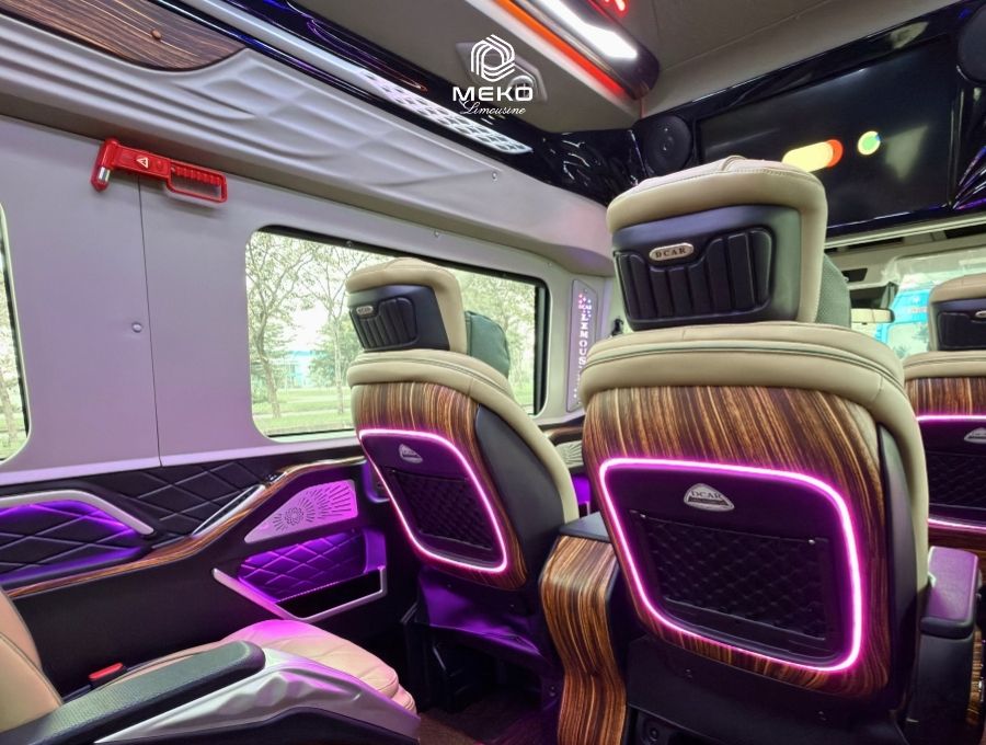 Tiện ích cổng sạc USB và ghế da cao cấp trên xe limousine đi Cần Thơ.