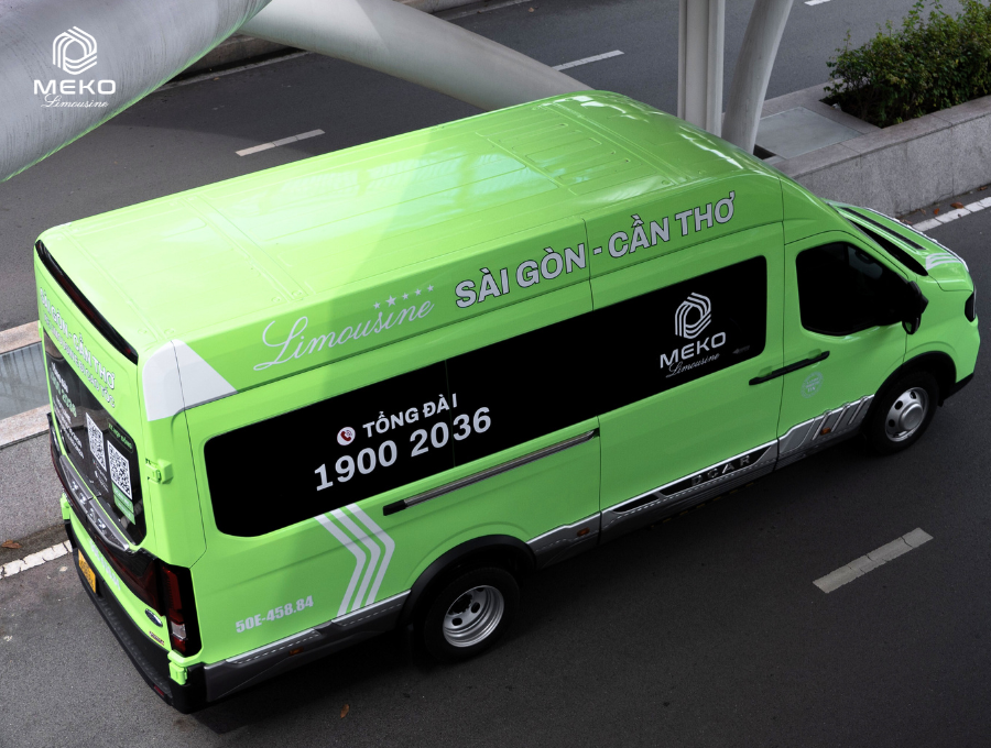 Ngoại thất xe limousine Sài Gòn Cần Thơ của MEKO với màu xanh bơ đặc trưng và dịu mắt.