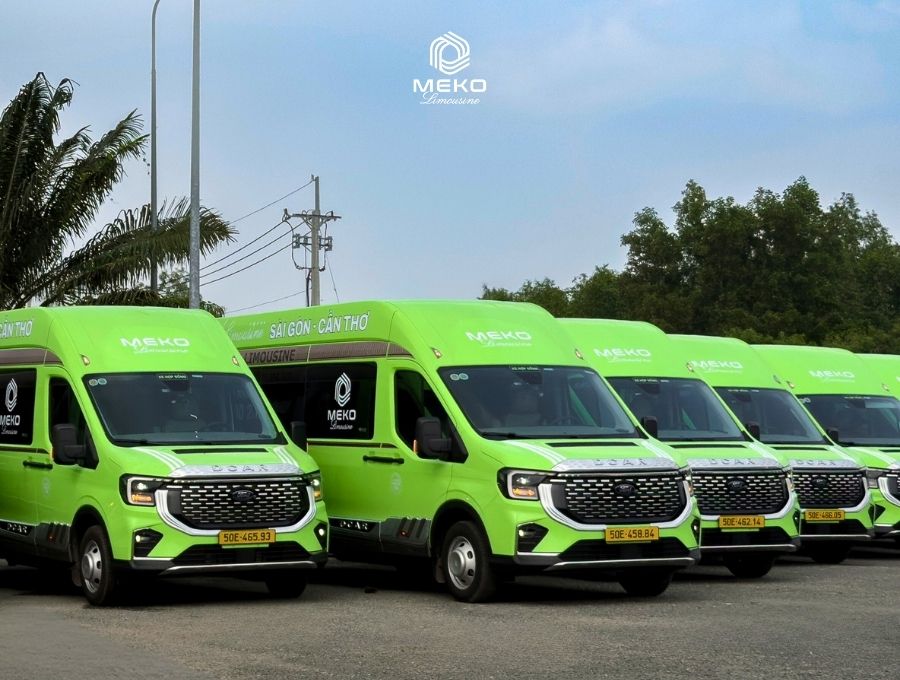 Xe khách MEKO Limousine di chuyển an toàn trên tuyến đường Sài Gòn - Cần Thơ.