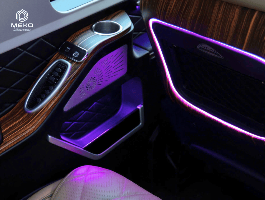 Cổng sạc điện thoại và tiện ích cá nhân trên xe limousine đi Cần Thơ