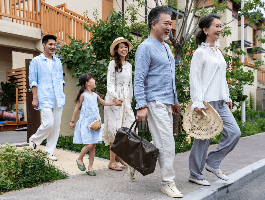Gia đình tận hưởng không gian riêng tư trên xe limousine đi Cần Thơ