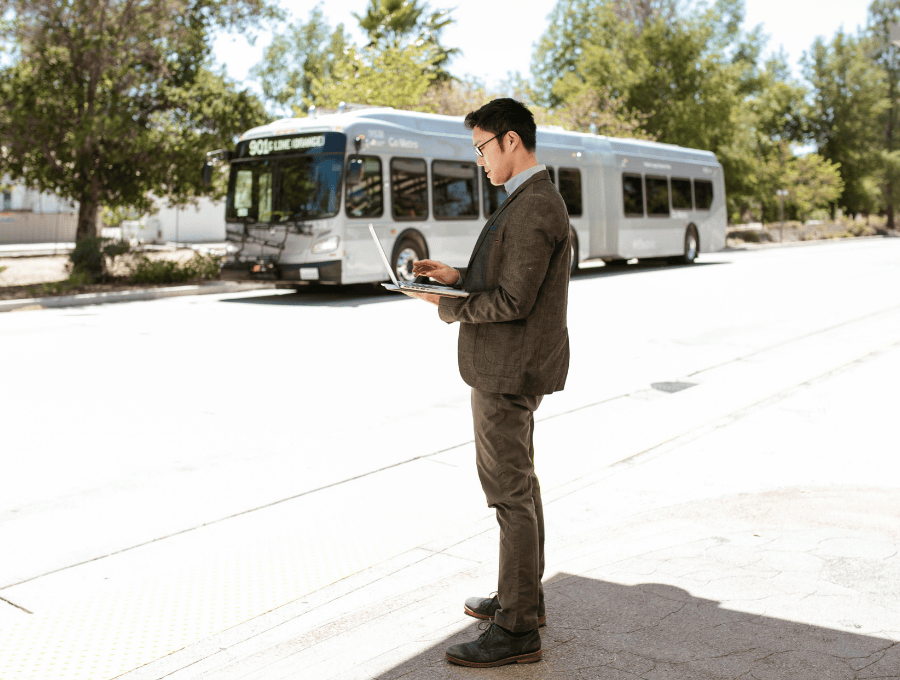 Doanh nhân làm việc thoải mái trên xe limousine đi Cần Thơ